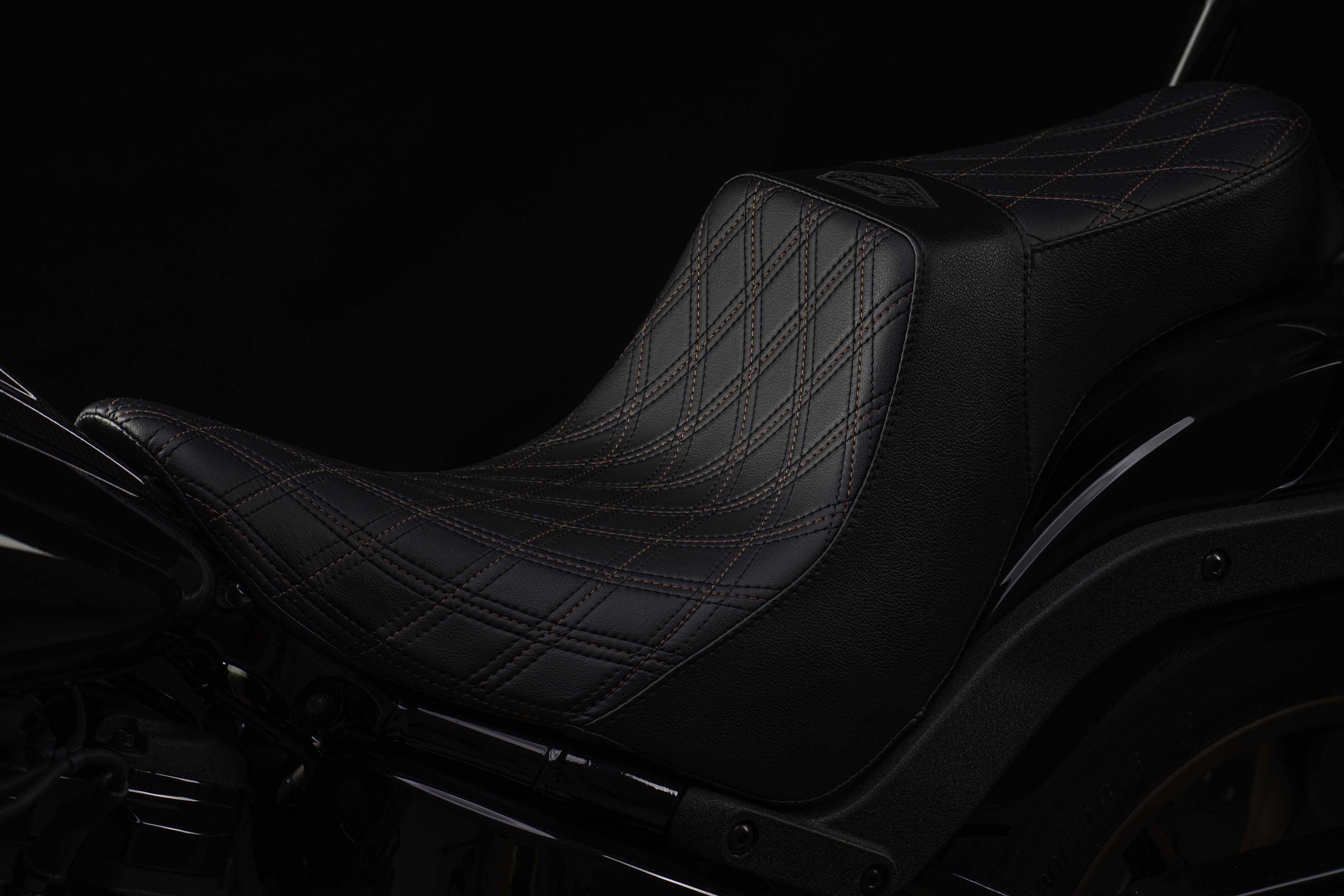 Triple Diamond™ Stealth-Grip™ 2-Up Saddle and Diablo Sissy Bar with 100% Matching Backrest Pad for the 2009-2022 Road King Standard - Image 3