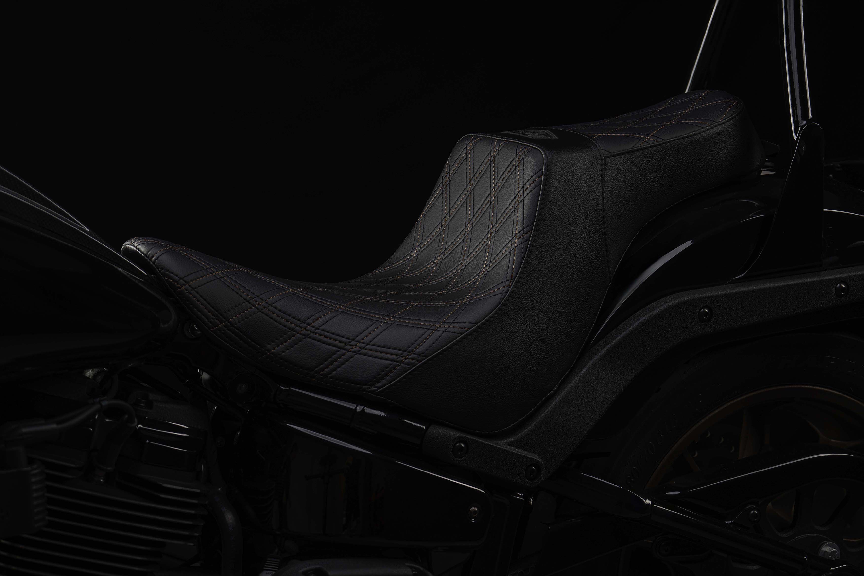 Triple Diamond™ Stealth-Grip™ 2-Up Saddle and Diablo Sissy Bar with 100% Matching Backrest Pad for the 2009-2022 Road King Standard - Image 4