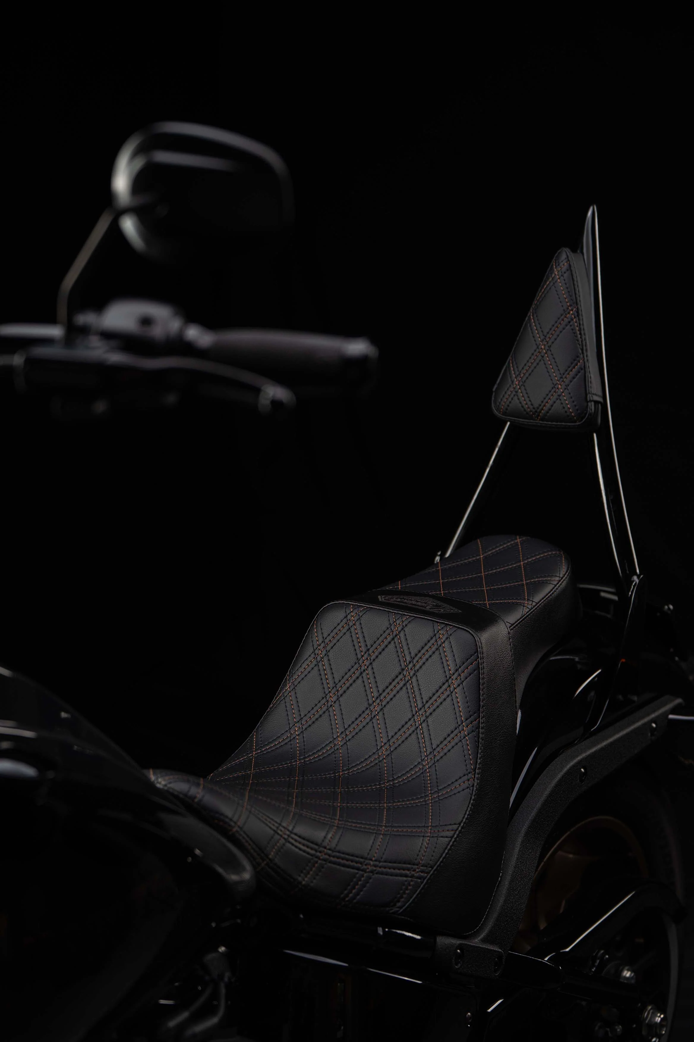 Triple Diamond™ Stealth-Grip™ 2-Up Saddle and Diablo Sissy Bar with 100% Matching Backrest Pad for the 2009-2022 Road King Standard - Image 9